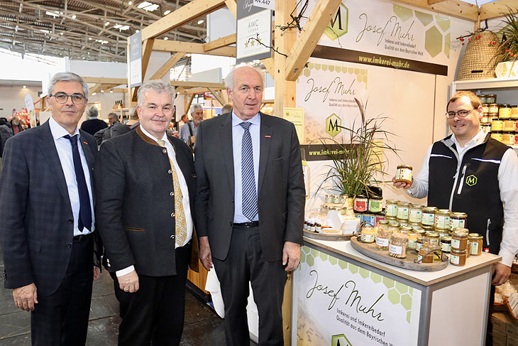 Dieter Dohr, Geschäftsführer GHM, Hubert Bittlmayer, Amtschef im Bayer Staatsministerium für Ernährung, Landwirtschaft und Forsten und Handwerkskammer-Präsident Franz Xaver Peteranderl am Food & Life Stand von Josef Muhr - Imkereibedarf Muhr (©Foto: Martin Schmitz()